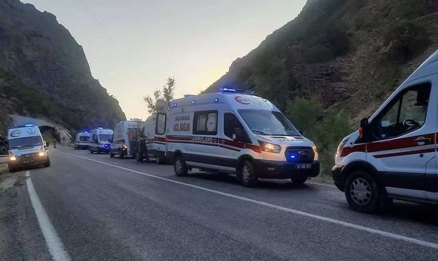 Bayram dönüşü kahreden kaza: Tur minibüsü devrildi! 3'ü ağır 19 kişi yaralandı