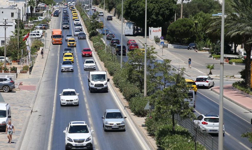 Bayram geldi tatil ve ziyaretler başladı! Turistik ilçelerde bayram trafiği yoğunluğu yaşanıyor