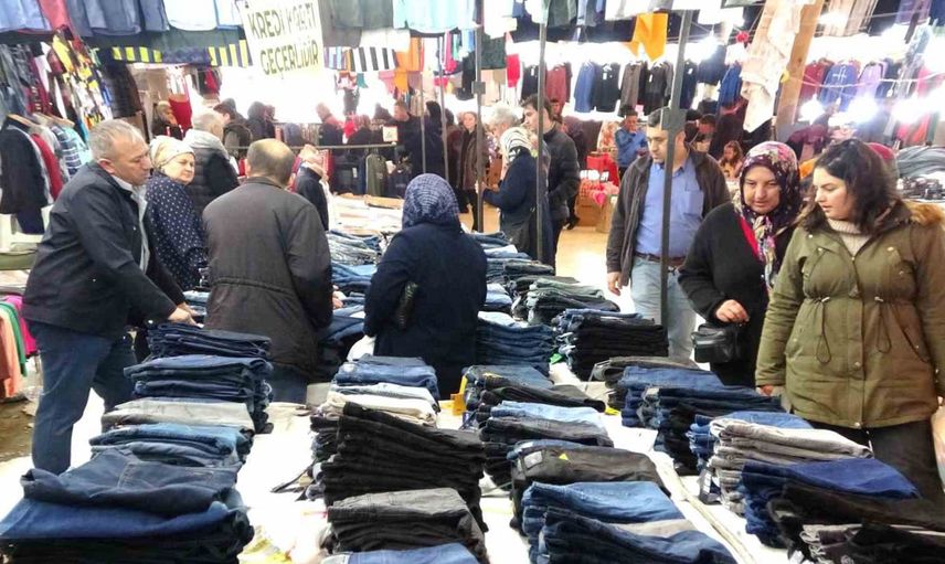 Bayram için açıldı: Kütahya’da kıyafet pazarı vatandaşların akınına uğruyor