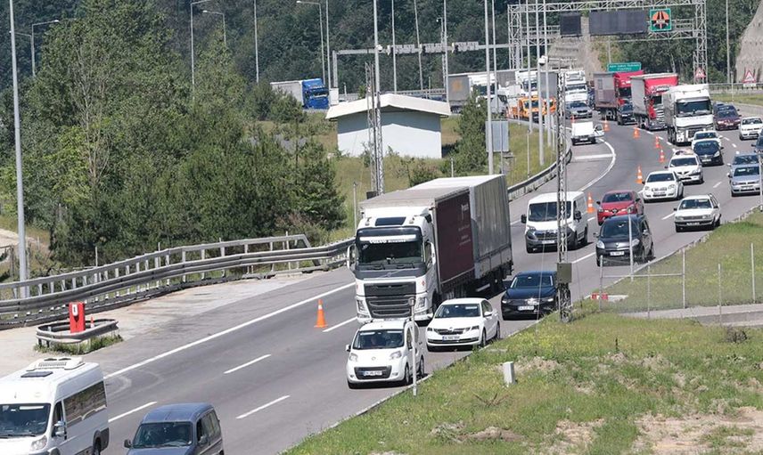Bayram için tatile çıkacaklar dikkat! Ekipler uyardı: Bu yollarda yoğunluk nedeniyle trafik oluşmaya başladı