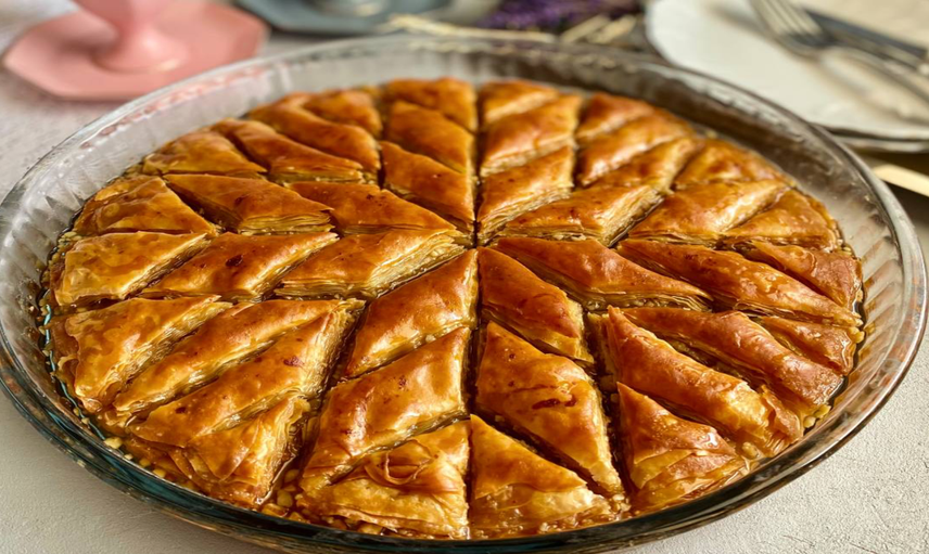 Bayram masalarınızı şenlendirecek tatlı tarifi bizden! Bol cevizli baklava tarifi