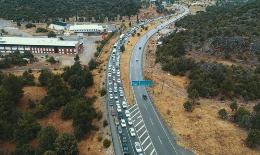 Bayram tatili bitti yolculuk başladı! Antalya'da tatilcilerin dönüş yolculuğu trafiği kilitledi