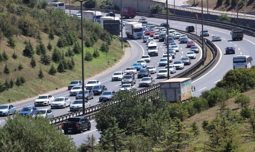 Bayram tatili sona eriyor: Yollarda dönüş trafiği başladı