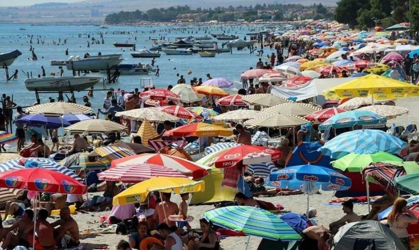 Bayram tatilinde ilçenin nüfusu 1 milyona kadar çıktı! Tatilciler ardında tonlarca çöp bıraktı