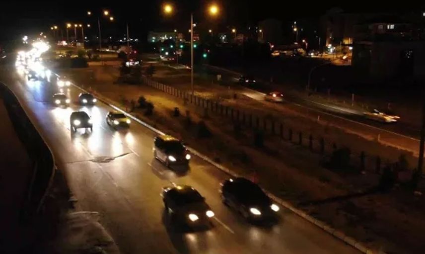 Bayram tatilini değerlendirmek isteyenler yola döküldü: Durma noktasına gelen trafik havadan görüntülendi