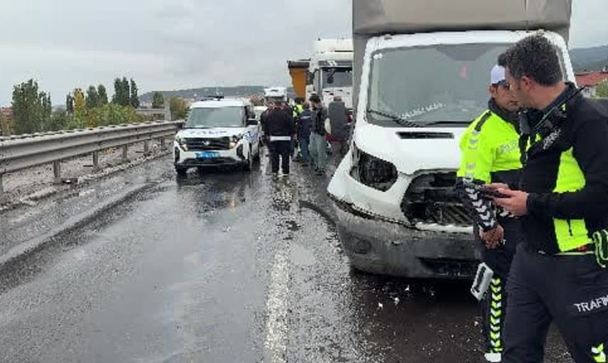 Kütahya'da zincirleme kaza: Otomobildeki sürücü kurtarıldı