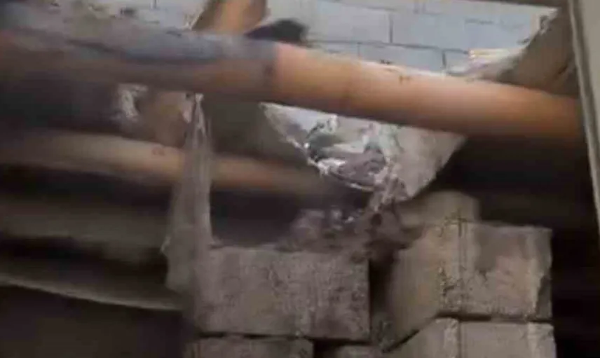 Hakkari'de çıkan yangın, bir evi tamamen kül etti