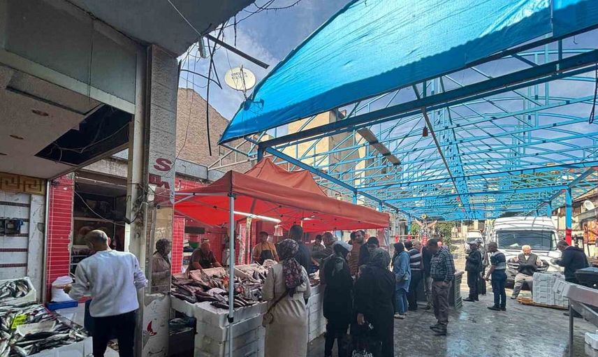 Tavşanlı balık pazarında dev orkinos balığına büyük ilgi