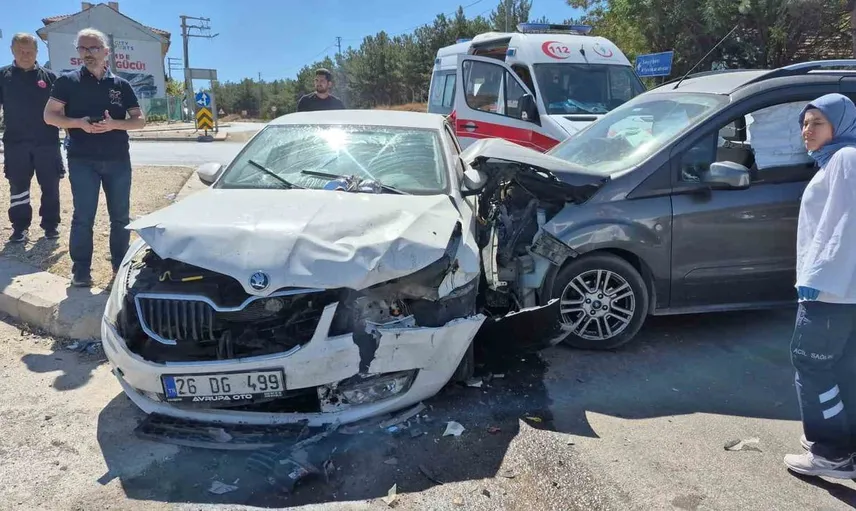 Eskişehir'de trafik kazası: hafif ticari araç ile otomobil çarpıştı, 7 yaralı