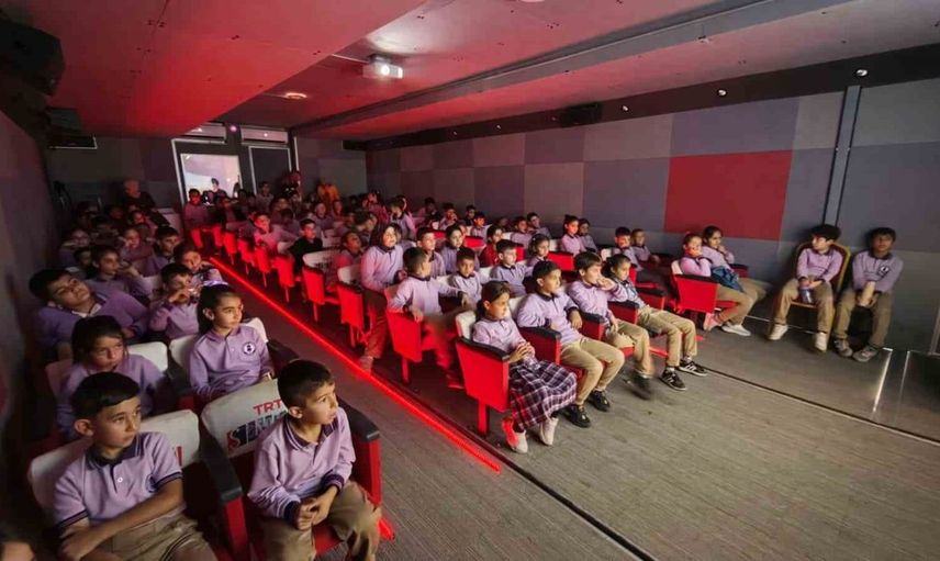 Ahlatlı çocuklar TRT sinema tırıyla sinema keyfini yaşadı