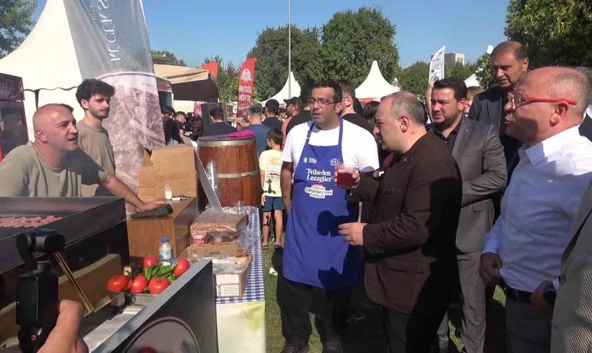 Mustafa Varank, vatandaşlarla börek paylaşırken iletişim konusuna dikkat çekti