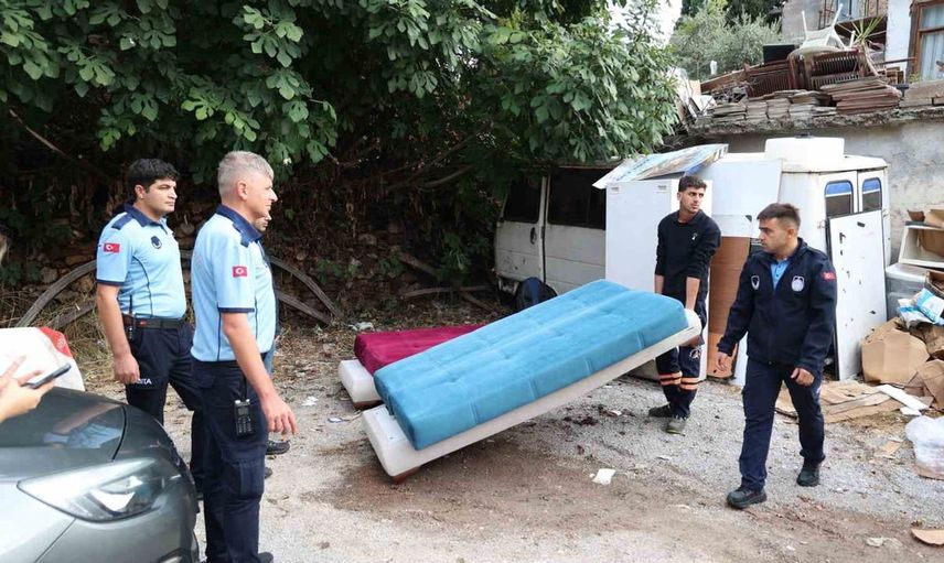 Antalya'nın Balbey Mahallesi'nde atık temizleme operasyonu yapıldı