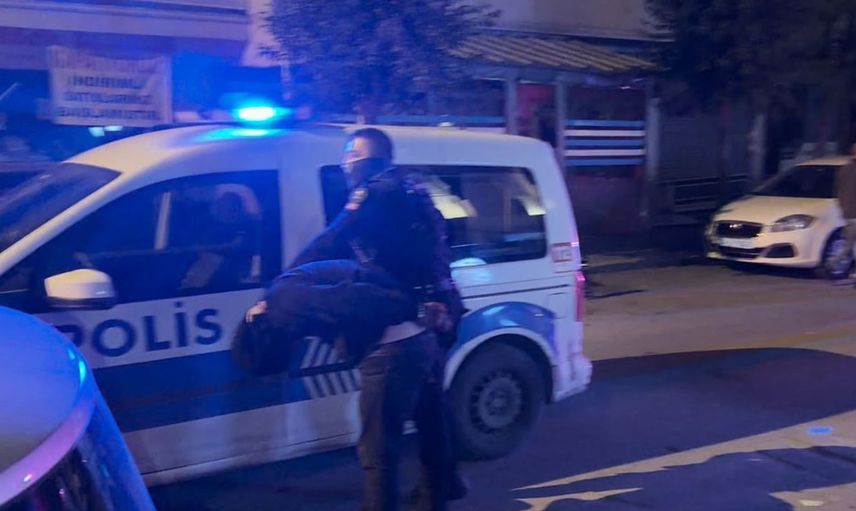 Avcılar'da dur ihtarına uymayan sürücü, polis aracına çarparak kaçmaya çalıştı