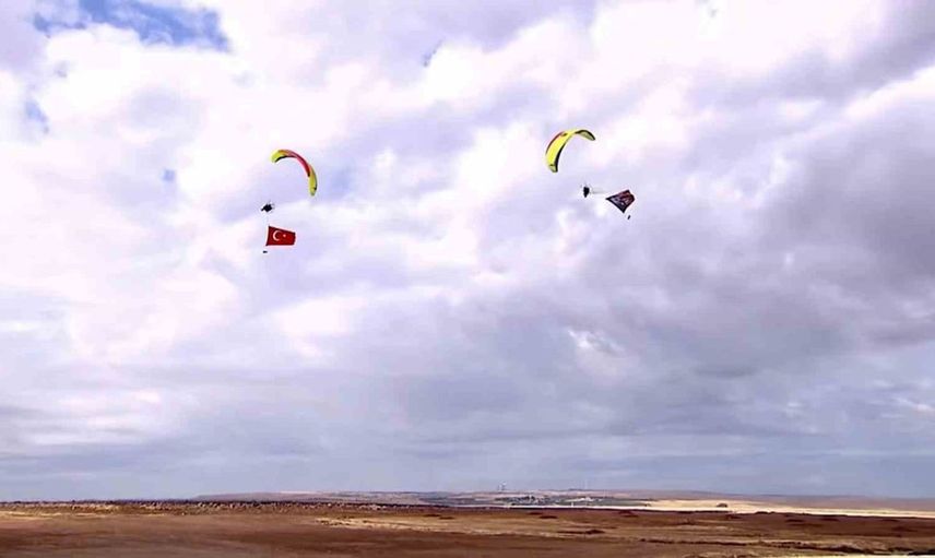 Güneydoğu'da neşeli anlar: Teknofest'te paramotor gösterisi heyecanı