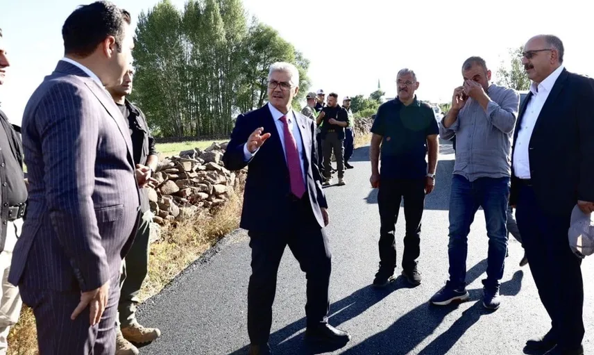 Karlıova'da asfalt çalışmalarının detayları yerinde incelendi