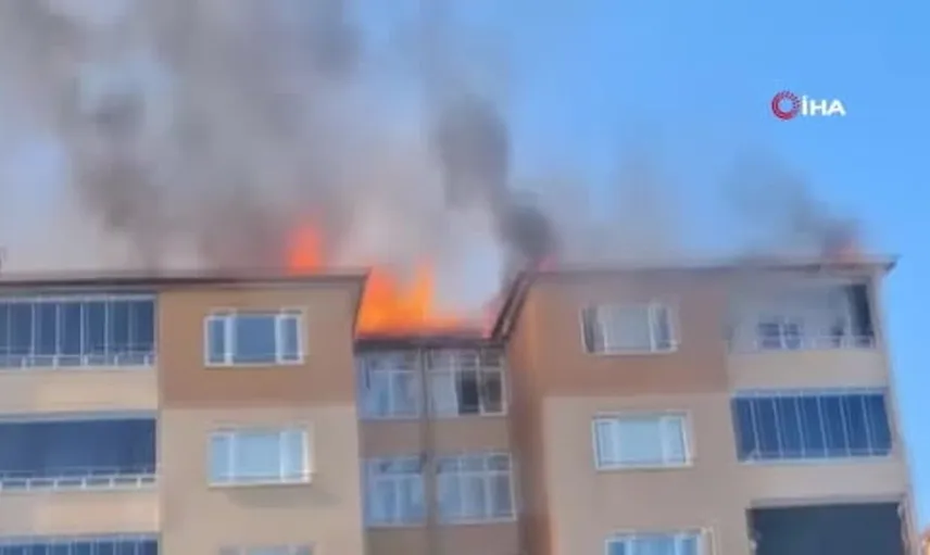 Silivri'de binanın çatısında çıkan yangın paniğe neden oldu