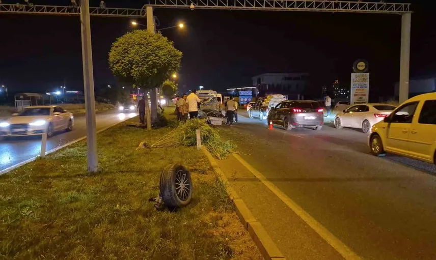 Adıyaman'da direğe çarpan otomobil 4 kişinin yaralanmasına neden oldu