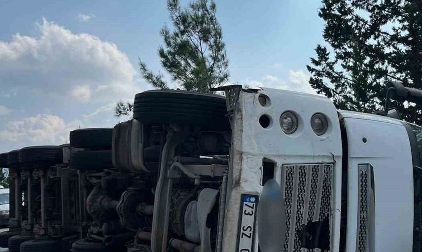 Düziçi'nde un yüklü tır devrildi, bir kişi yaralandı