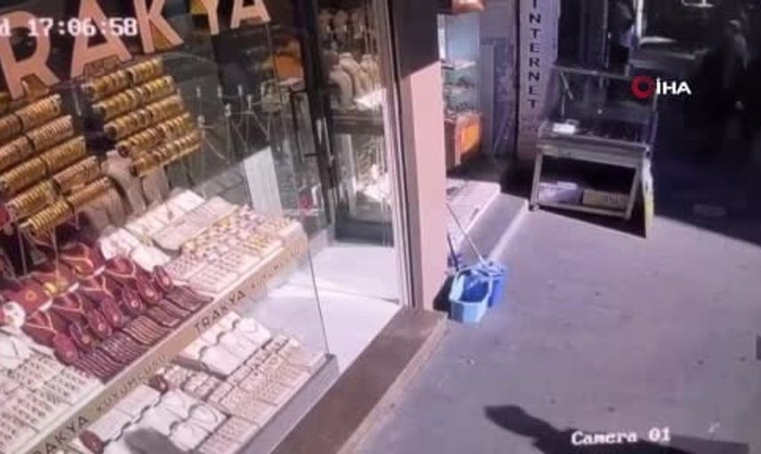 Silahlı saldırı sonrası Küçükçekmece sokakları karıştı: Maskeli şüpheli yakalandı
