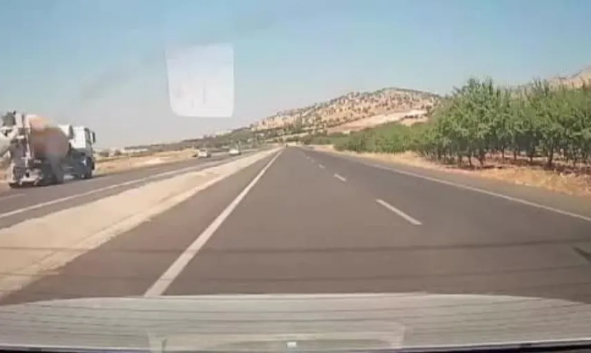 Adıyaman'da kamyonet eşeğe çarptı: Kazanın anı güvenlik kamerasında