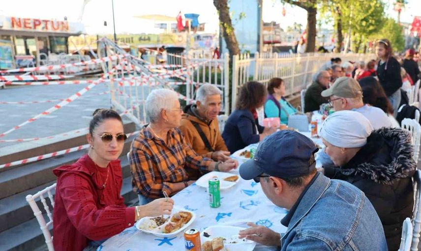 Cumhuriyet sofrası ile bir araya gelen marmarisliler, coşkulu bir bayram yaşadı