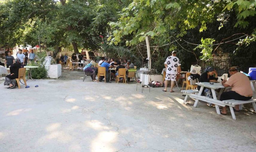 Yüksek sıcaklıkta serinlemenin adresi doğal havuz oldu