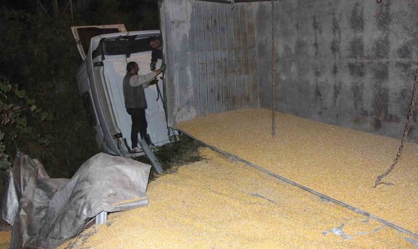 Su şişesi yüzünden devrilen tır, 25 ton mısırı yola saçtı