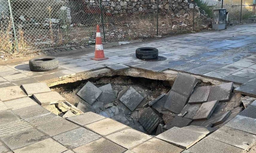 Çorum'da sağanak yağış sonrası kaldırımda çökme meydana geldi