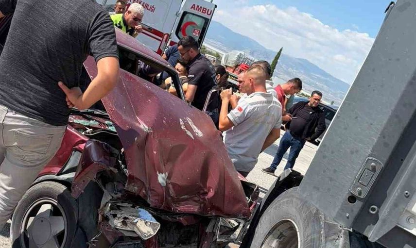 Burdur'da otomobil ve tır çarpıştı, 2 kişi yaralandı