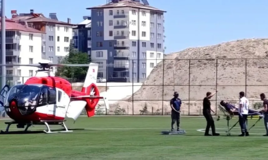 Darende'de aniden rahatsızlanan hasta için hava ambulansı geceyi aydınlattı