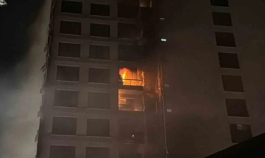 Diyarbakır'da 12 katlı plazadaki yangın paniğe neden oldu