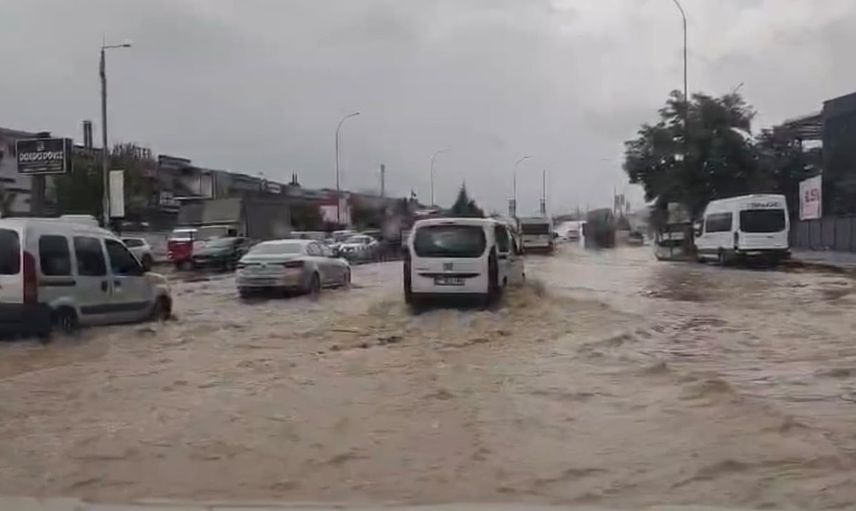 Gaziantep'te sağanak yağmur yolları etkiledi: Sürücüler zor durumda