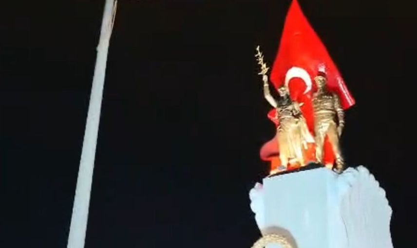 Hatay'da olumsuz hava koşulları nedeniyle bayraklar indirildi