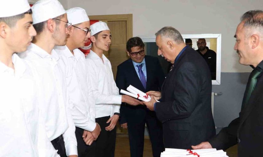 Afyonkarahisar'da hafızlarını taçlandırdı: 146 öğrenci icazet aldı