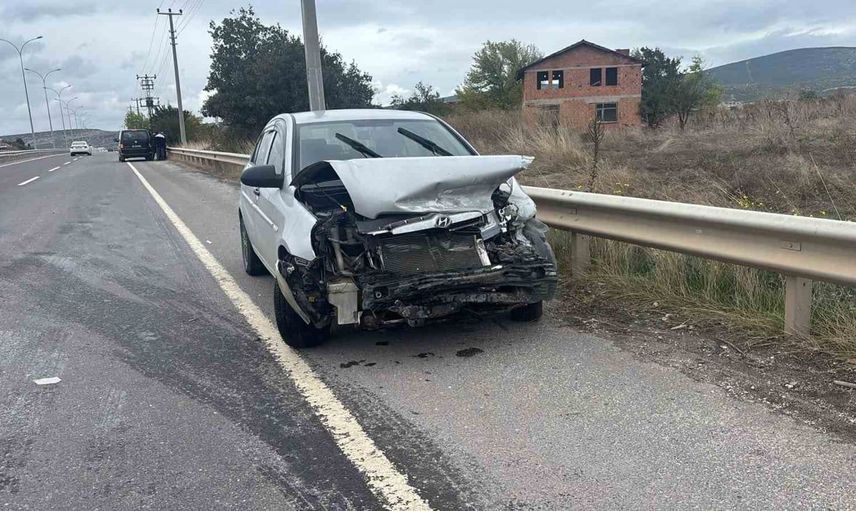 Tavşanlı'da otomobil bariyerlere çarptı: sürücü hastaneye kaldırıldı