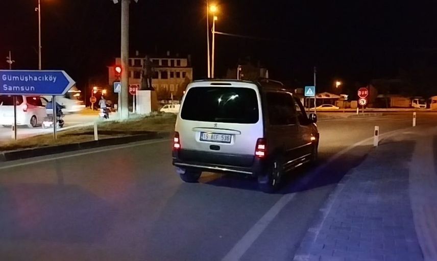 Çorum'da otomobil ile elektrikli motosiklet çarpıştı: 3 yaralı