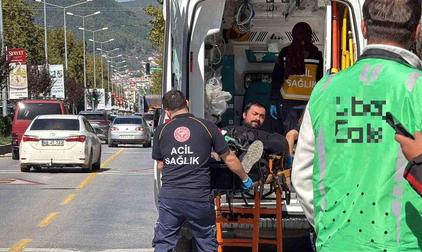 Menteşe'de kırmızı ışık ihlali sonucu motosiklet kazası: 1 kişi yaralandı