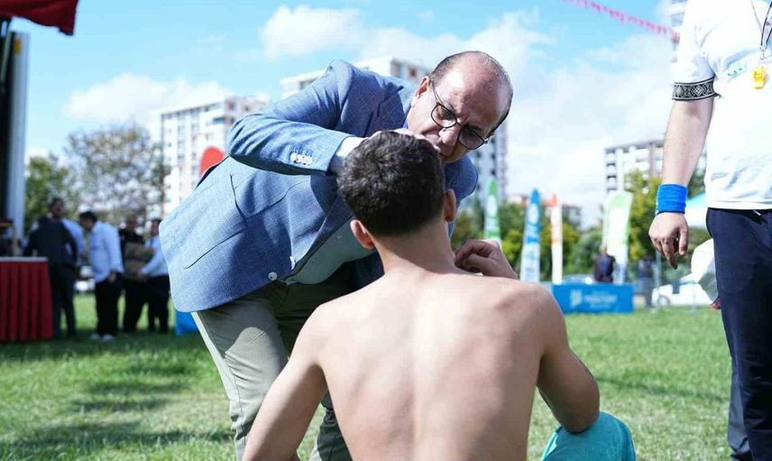 Yeşilyurt Belediye Başkanı İlhan Geçit, güreşçiye destek için hızlı davrandı