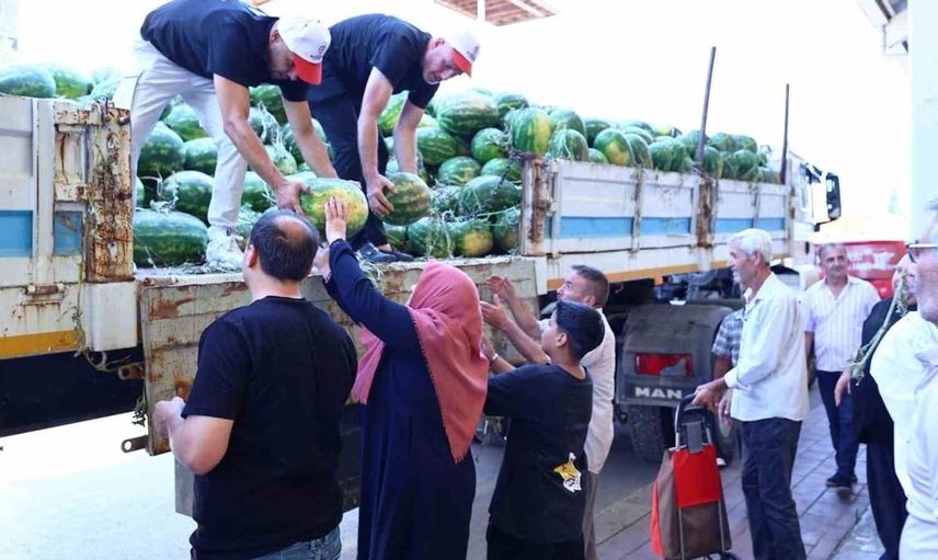 Denizli Büyükşehir, üreticiden aldığını ihtiyaç sahiplerine ulaştırıyor