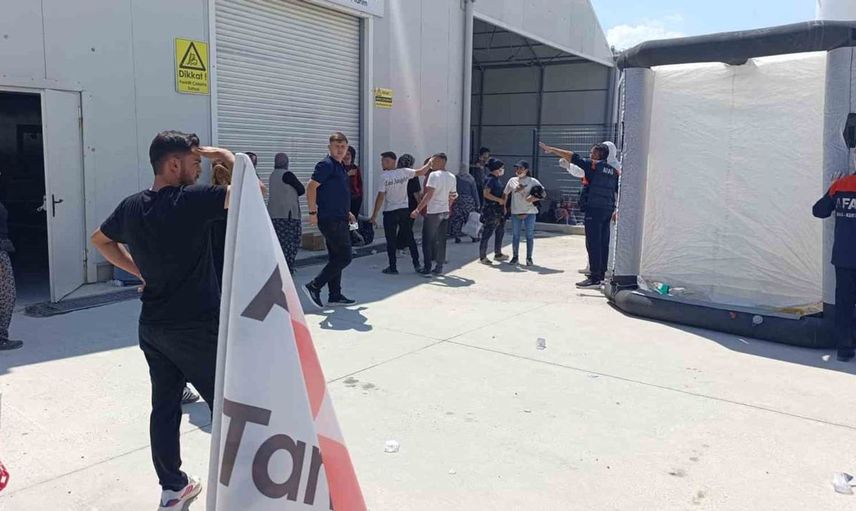 Afyonkarahisar'daki sera ilaçlaması sonrası zehirlenme vakası: 10 işçi hastaneye kaldırıldı