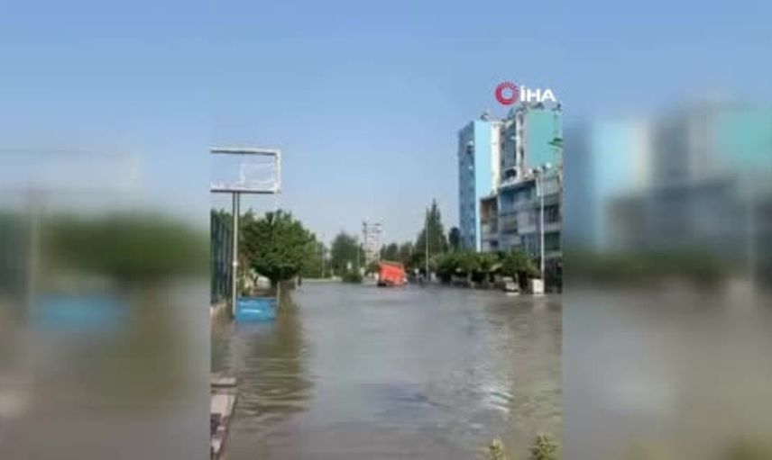 Adana'da su borusu patladı, yollar göle döndü