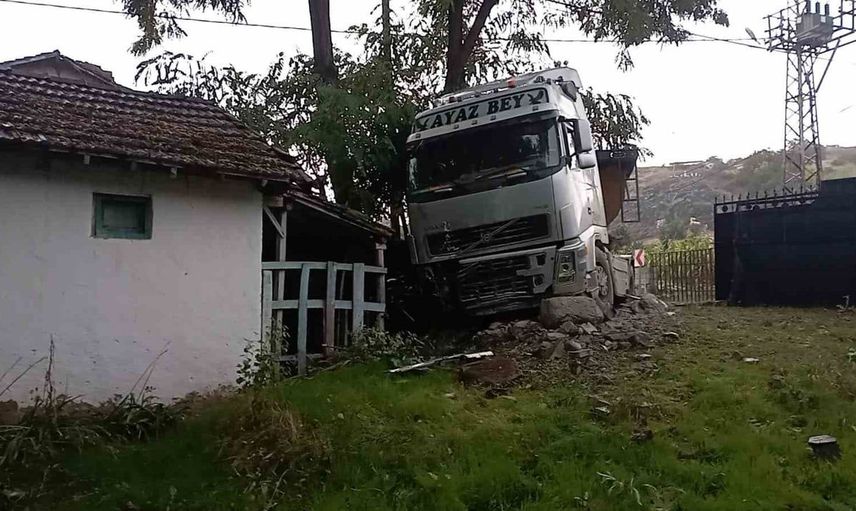 Yağışlar nedeniyle kayarak bahçeye giren tır büyük bir kazayı önledi
