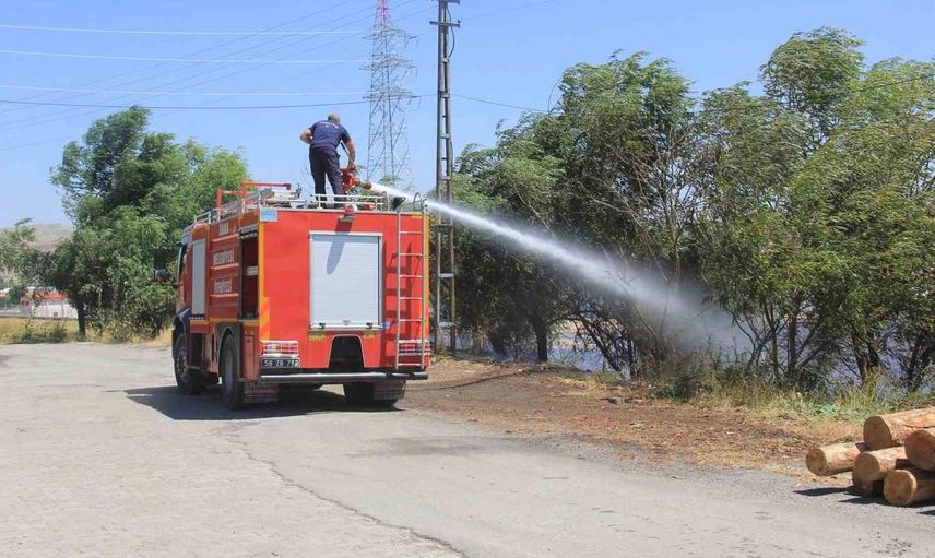 Sivas'ta buğday tarlasında çıkan yangın 80 dönüm alanı küle çevirdi, trafik kazası yaşandı