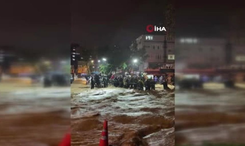 Sarıyer'de sağanak yağış sonrası su baskınları: Mahsur kalanlar kurtarıldı