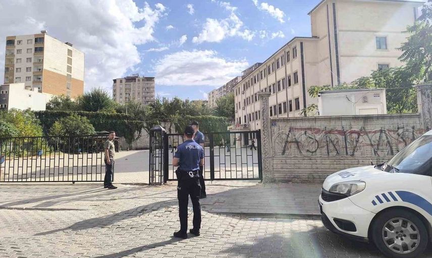 Kurtalan'da okullarda güvenlik önlemleri artırıldı: Araçlar durdurulup GBT sorgulaması yapılıyor