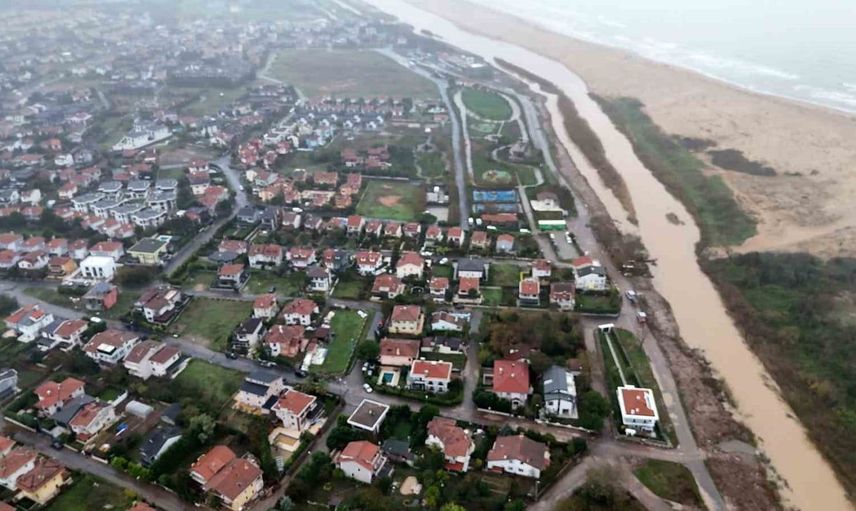 Şile'de sağanak yağış sonrası sel felaketi: Cami ve villalar su altında kaldı