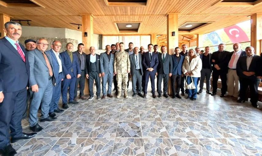 Şenkaya'da muhtarlar bir araya geldi: Beraberlik yemeği düzenlendi
