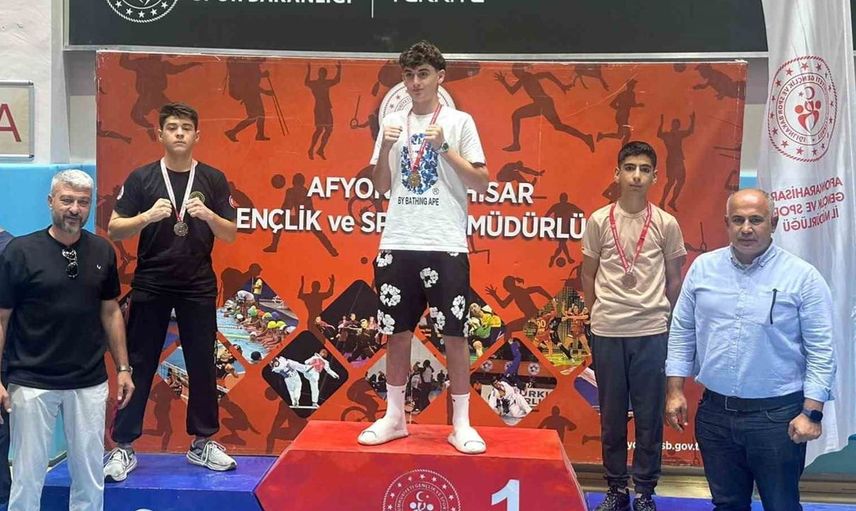 Manisa'nın muaythai sporcuları zafer kupasından madalya ile döndü