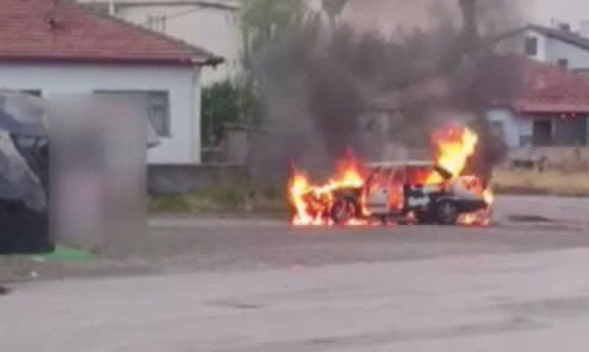 Şarkışla'da alev alan otomobil kullanılamaz hale geldi