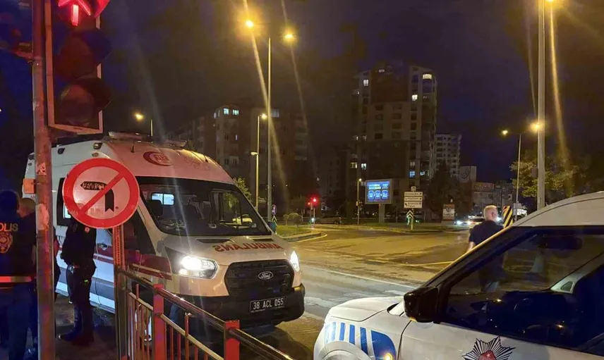 Tabancayla yaralanan şahıs tramvaya bindi: Yolcular durumu fark etti